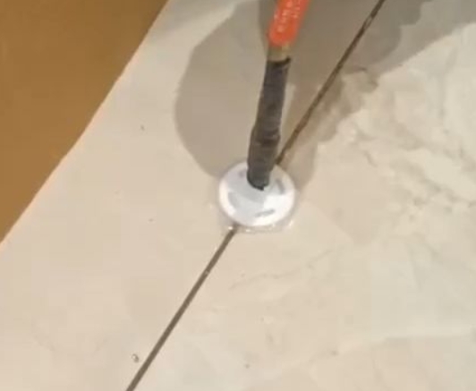 枞阳瓷砖空鼓维修公司专业解答瓷砖在铺贴过程中，如果没有涂抹均匀到位的粘结材料（如水泥砂浆或瓷砖胶），可能会导致以下问题