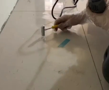 枞阳瓷砖开裂维修公司专业分享瓷砖在铺贴前如果没有沥干水分，将会导致以下问题
